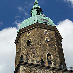 Mächtiger Turm der Annenkirche Annaberg