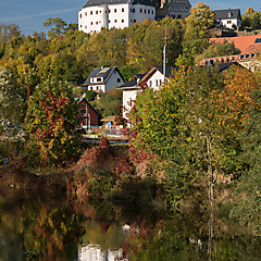 Die Burg Scharfenstein spiegelt sich in der Zschopau 2